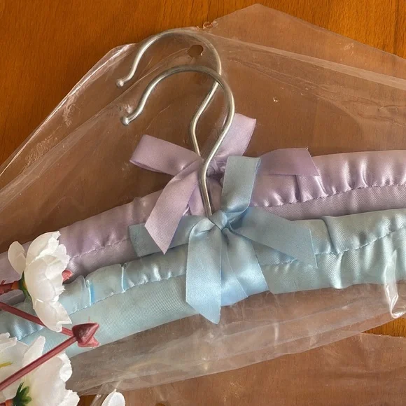 Combo pack of 4 - Satin hangers for party tops - Picture 4 of 4